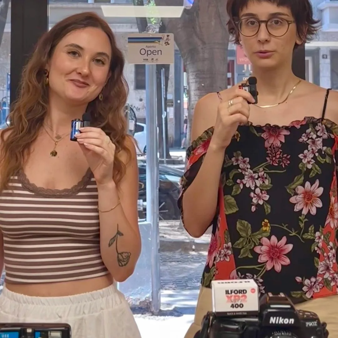 Reel: due persone in negozio con rullini e macchine fotografiche