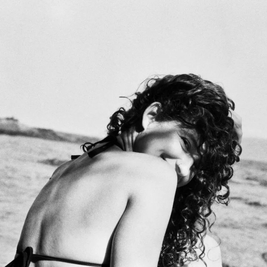 Ritratto in bianco e nero al mare, di spalle