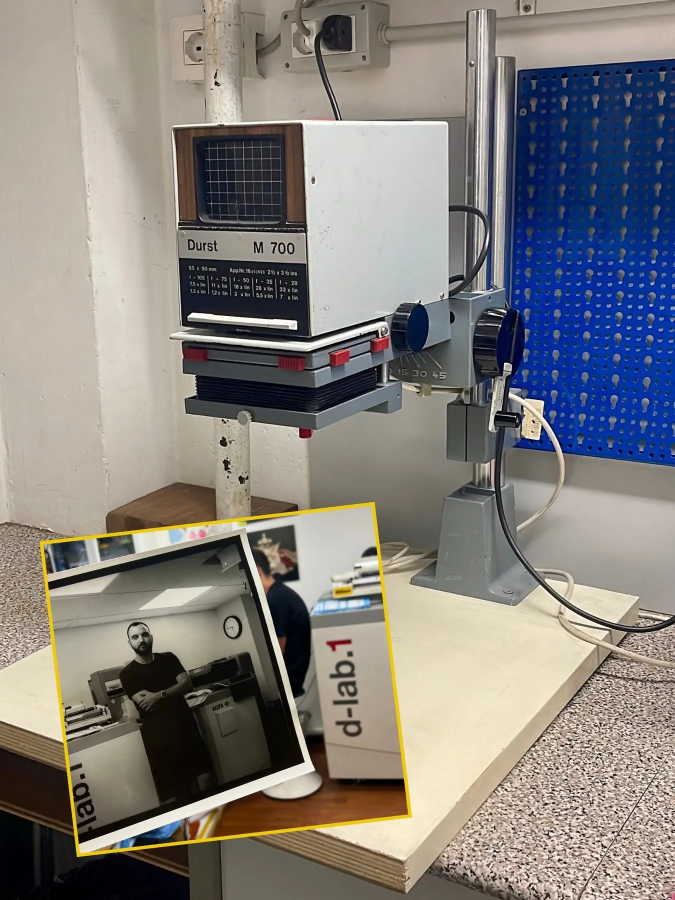 Ingranditore Durst M 700 in camera oscura, con una stampa in bianco e nero appena fatta