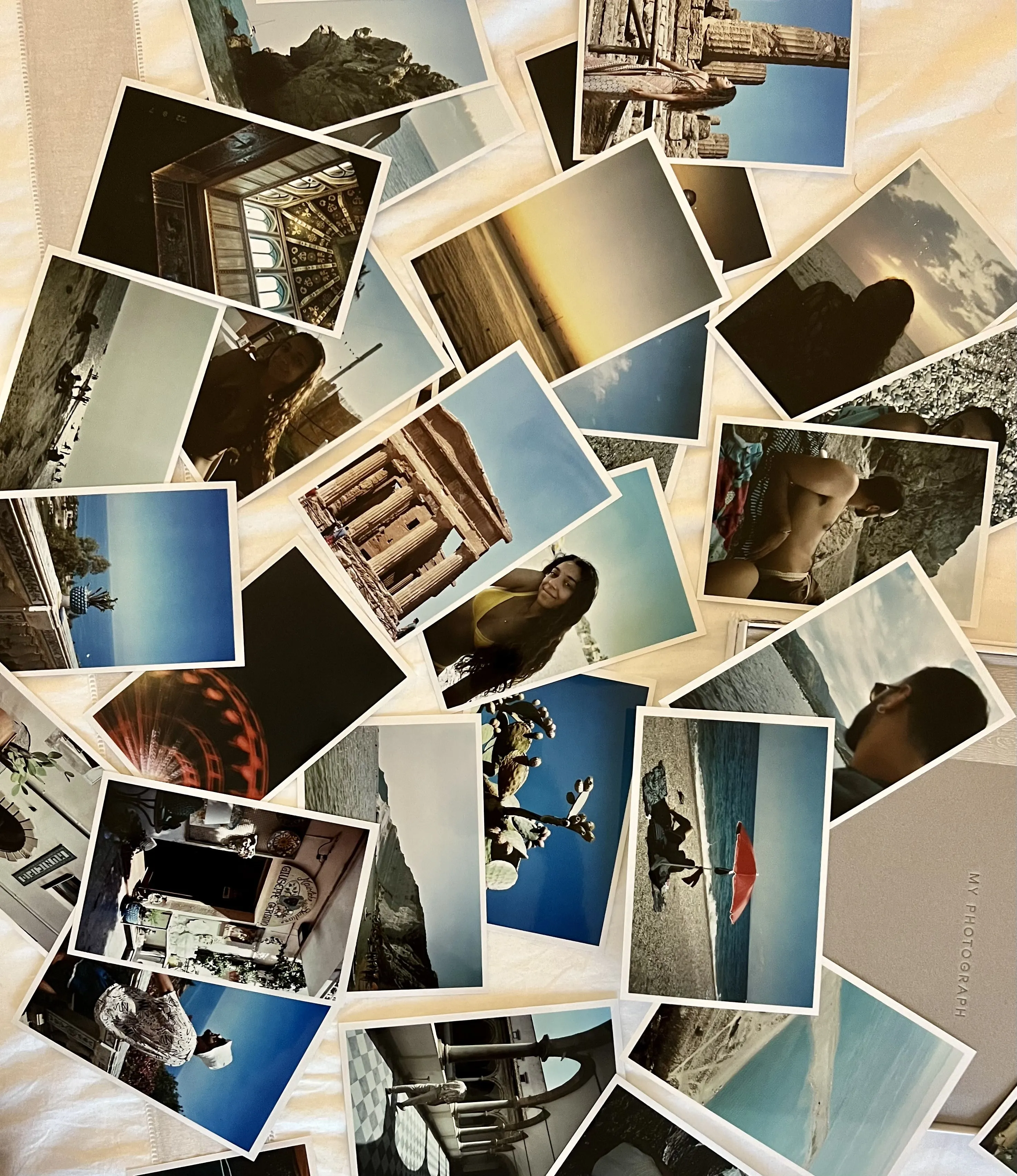 Un mazzo di stampe fotografiche sparse su un tavolo