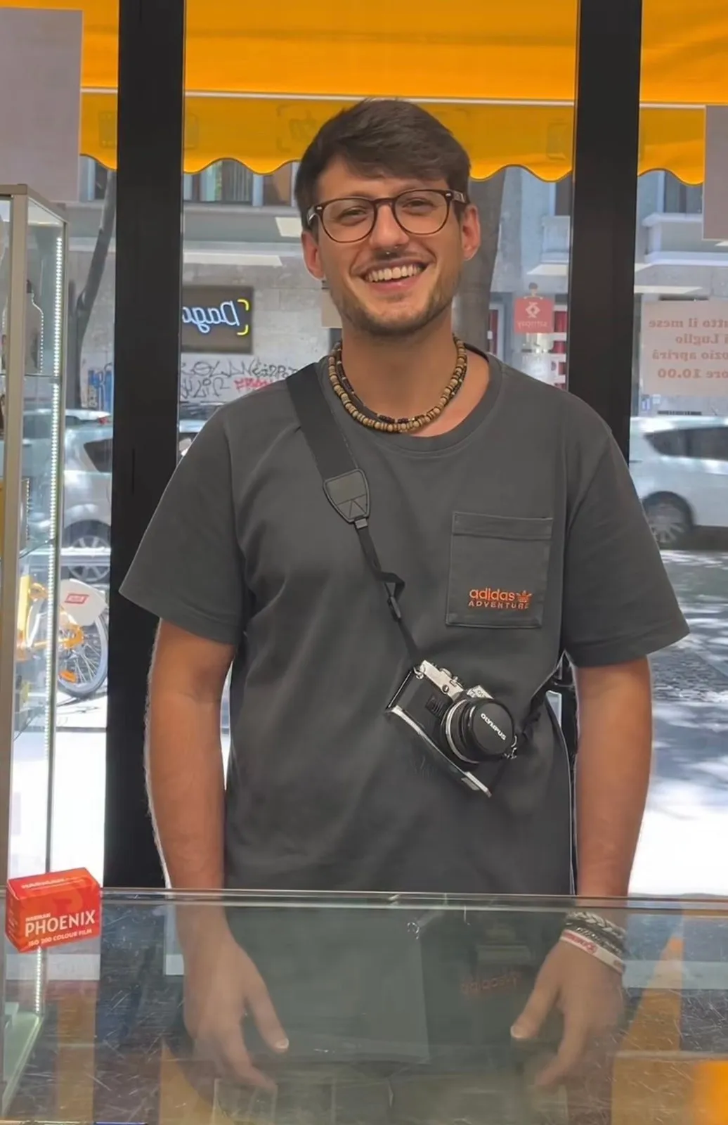 Federico al banco del negozio, con la macchina fotografica al collo