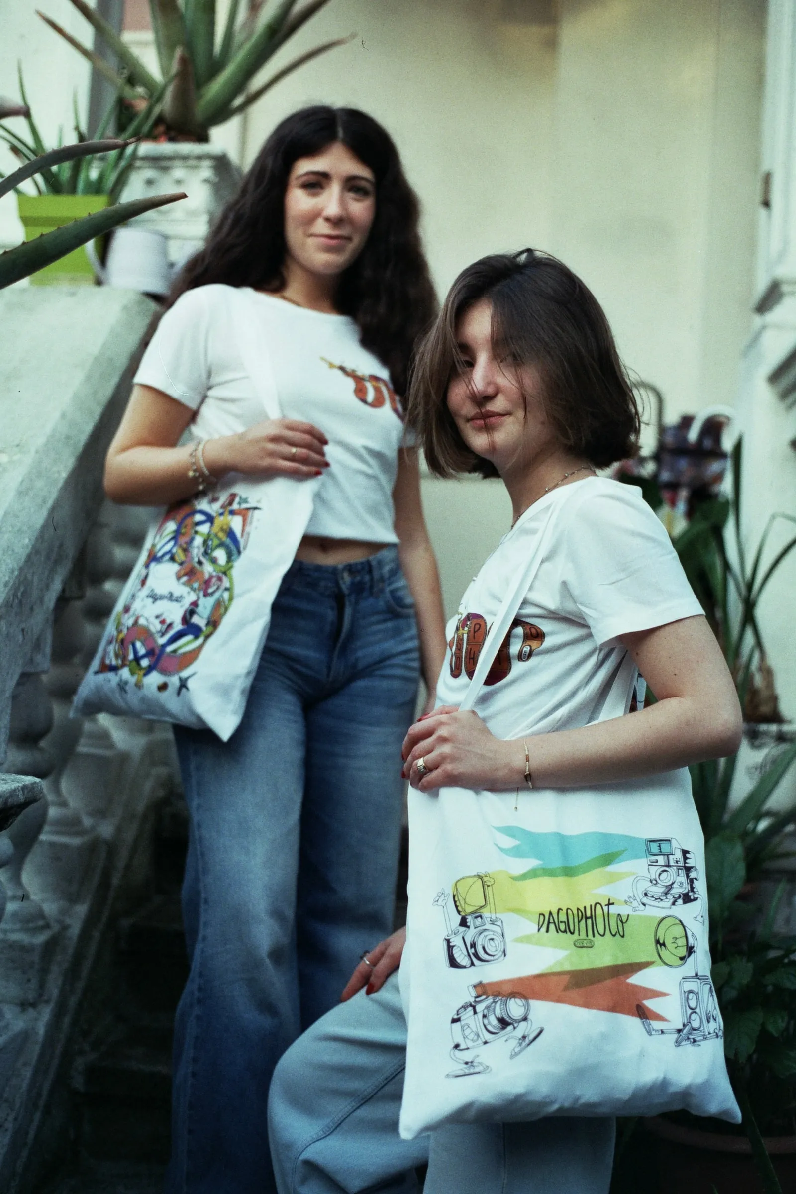 Due persone con t-shirt e tote bag personalizzate DagoPhoto