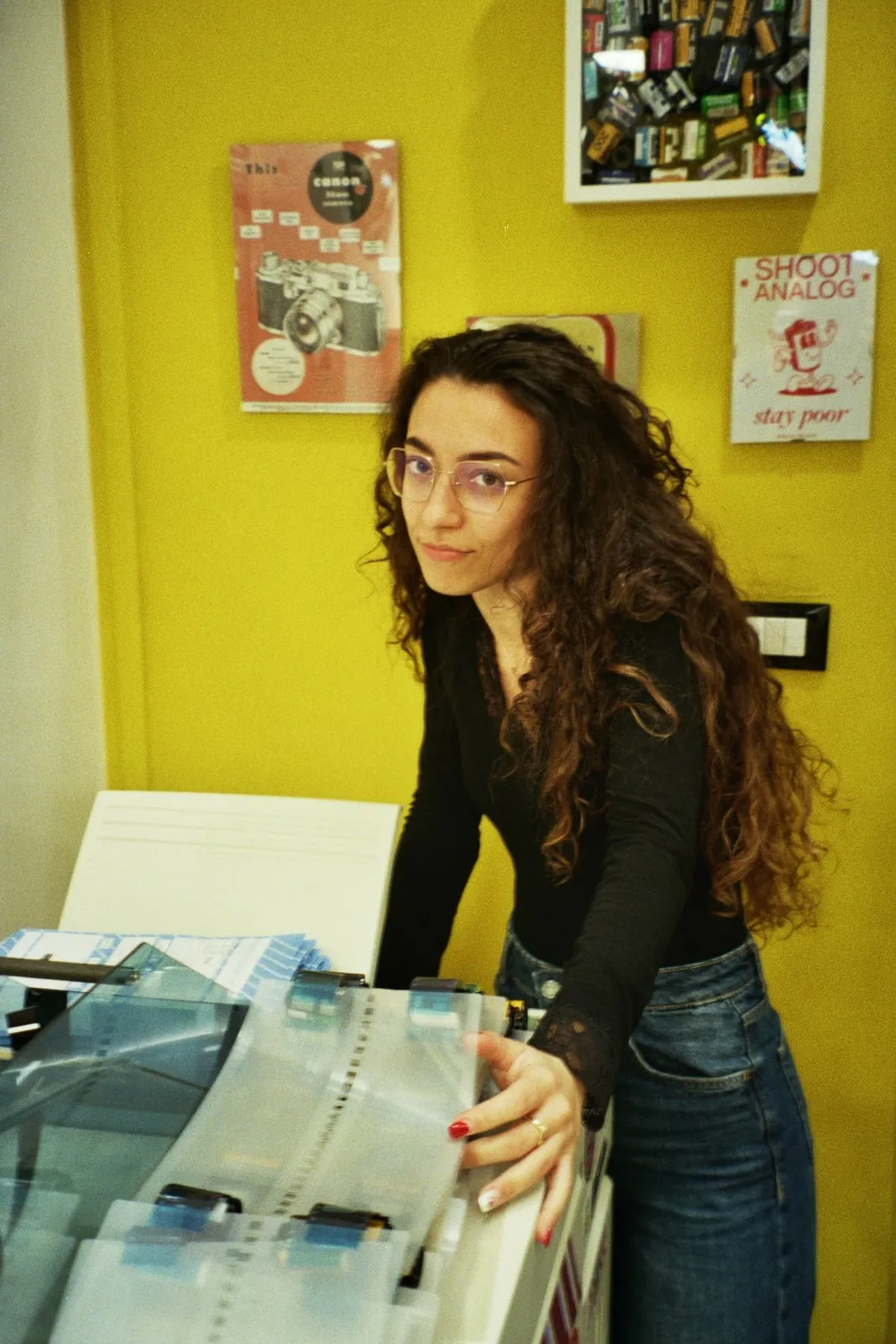 Agnese al banco con un pacco di stampe