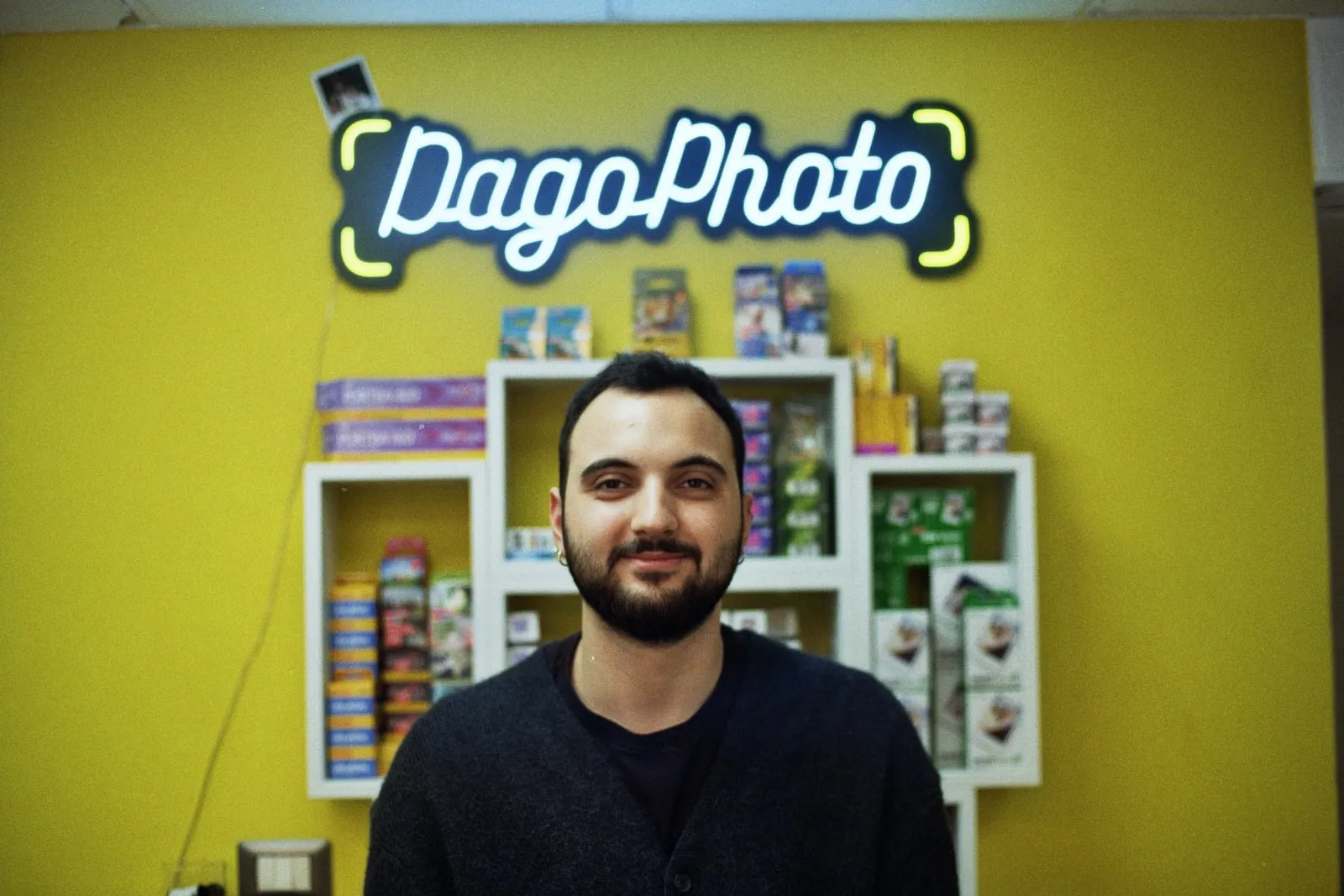 Alessandro davanti al muro delle pellicole e all'insegna