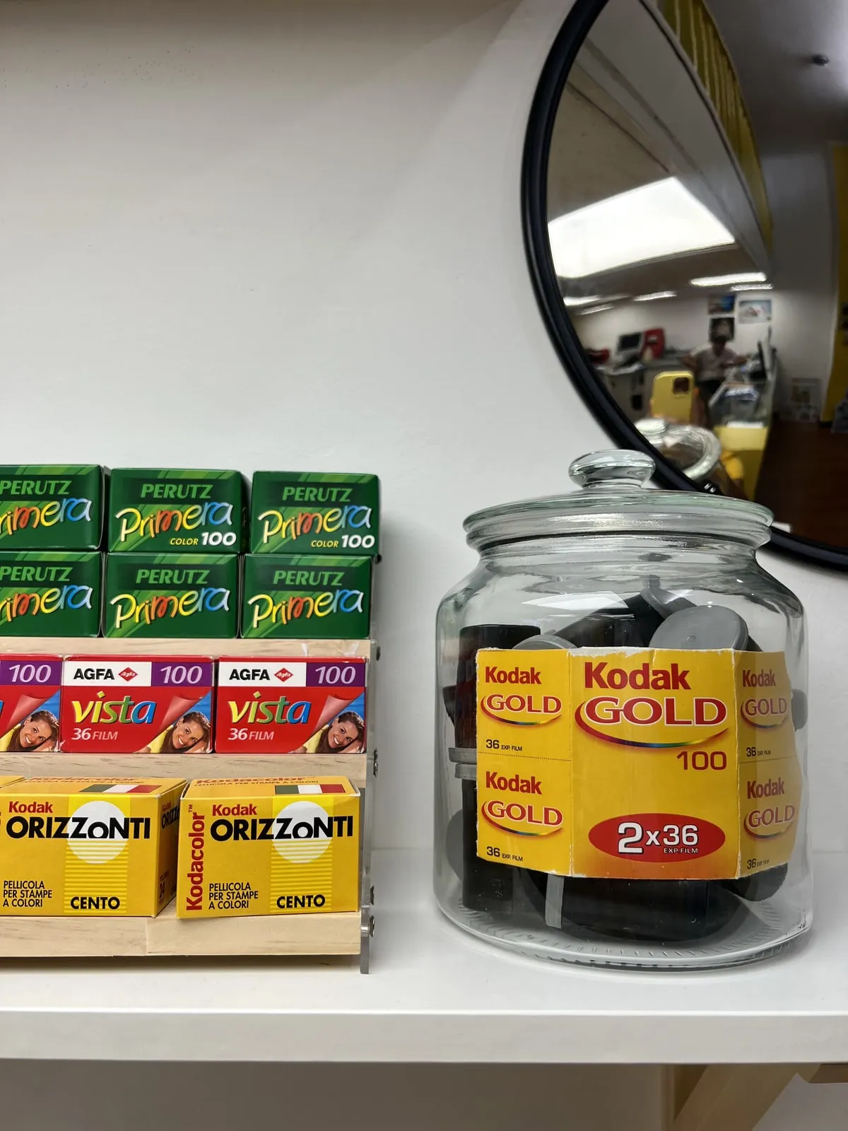 Un barattolo di Kodak Gold e scatole di pellicole